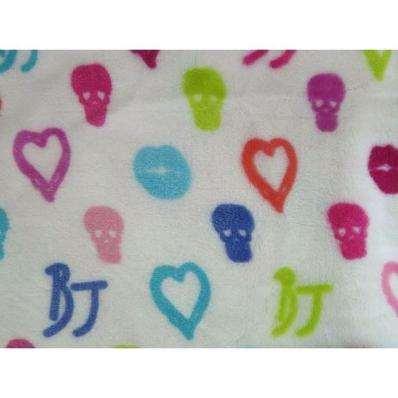 Betsey Johnson Throw Blanket 50x60 Hearts Skulls Lips BJ Rainbow WHITE Plush $68 - Picture 3 of 4